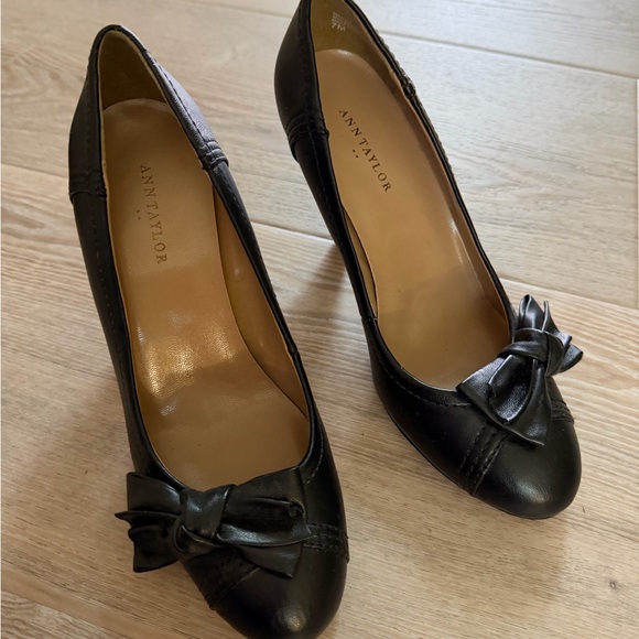 2 Pairs Ann Taylor Black Leather Heels Size 7 - Picture 2 of 8